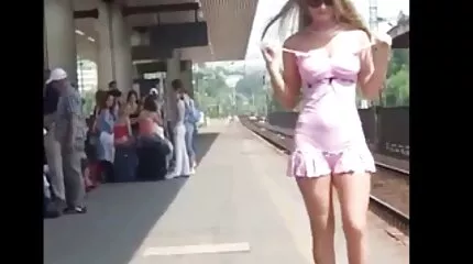 Blonde gratis lange seksfilms sterk geneukt in de kont door dildo en bout