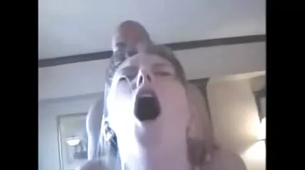 Twee meisjes met een dildo passionately neuken hun kutjes gratis sexfim