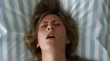 Zwart singeringer paar having plezier sexfilpjes met wit hoorndrager vrouw