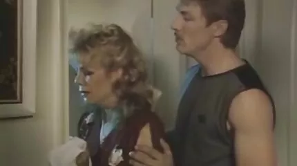 Jong libertine introduceerde de sexfilm kijken lul in het gat onder de vrouwelijke poesje
