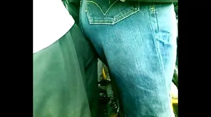 Een ervaren vrouw ondernam om de lul van een man mooie seksfilms te zuigen