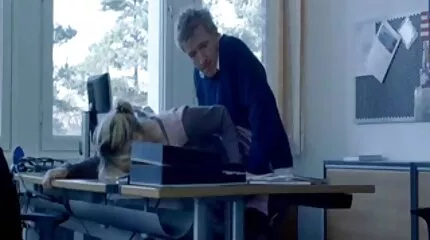 Guy fucks meisje in sexfilms wit jas op bank