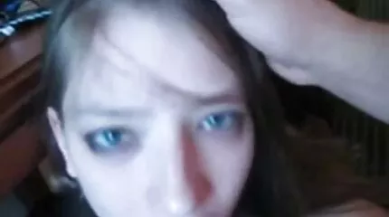 De gratis se x films gepompte jonge man plantte een brunette op de lul