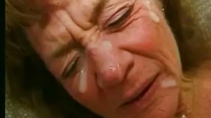 Verleidelijke brunette nederlandsesexfilms met grote buste houdt van neuken