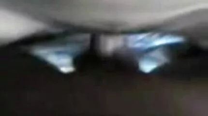 Liggend op het bed Blondine zuigt en geeft free pornofilm een kont poke