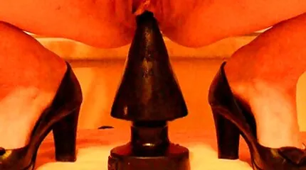 De blonde streelt zachtjes haar clit met haar hand en duwt zichzelf sexfims tot het uiterste