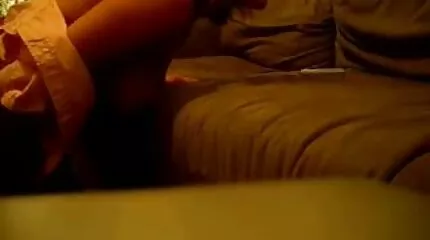 Blonde sexfilms meid zoog de lul van een gast