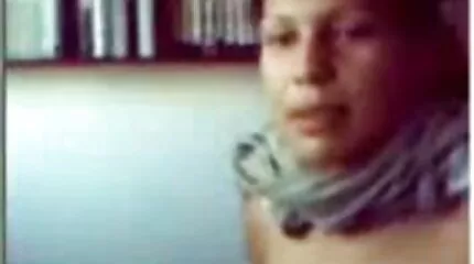 Vader komt langzaam van achteren het seksfilm 123 slot van de gemeente binnen