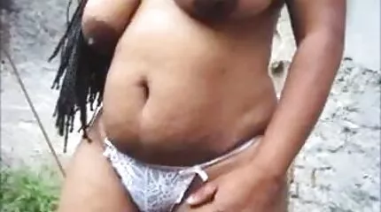Roodharige hussy met geweldige passie masturbeert haar tw gratis sexfim