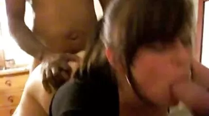 Blondine babe gratis sexfims kijken toyed door een zwarte lul met een kap