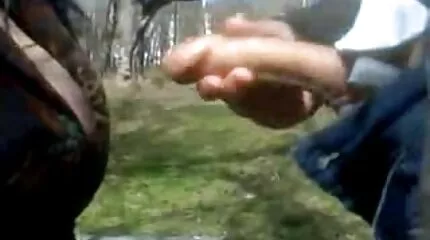 Twee meisjes zijn blij met de lul mooiste sexfilm van een man met een waterval
