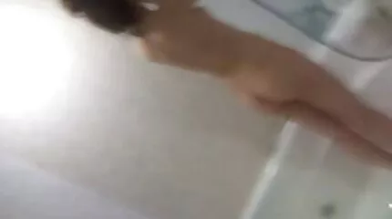 Heet Aziatisch meisje toonde triosexfilms guy hoe ze weet hoe naar liefkozend zuigen lul