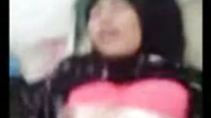 Rondborstig chick geneukt terwijl echtgenoot gratis pornofilm kijken met ander