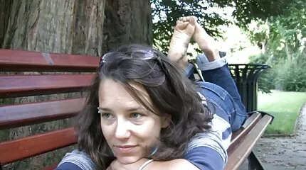 Curly chick crushed haar hamstersexfilm bips voor seks