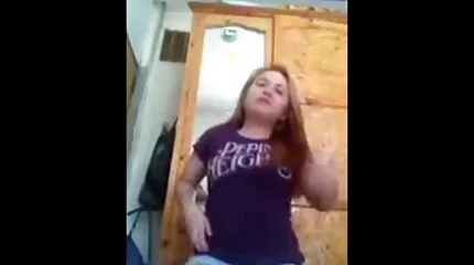 Ondeugende kerel geneukt seksfilms vagina door een lul gezond zwart meisje