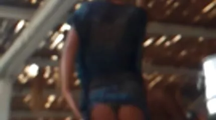 Het sexfilms gratis meisje is de man dankbaar voor hulp en betaald voor seks met de afleider