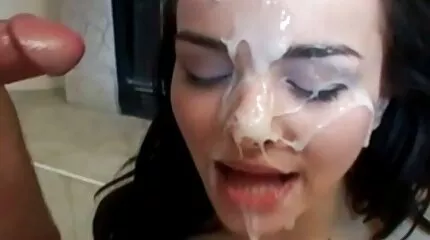 Mooi meisje geneukt met pumped hahal op de seksfilms vagina zitbank