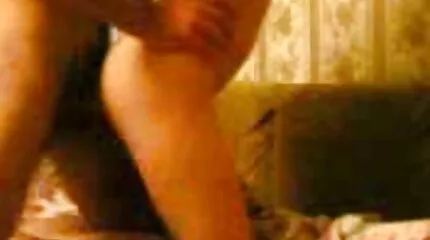 Chick in kousen spreidt gratis pornofilms haar benen voor een lief neuken