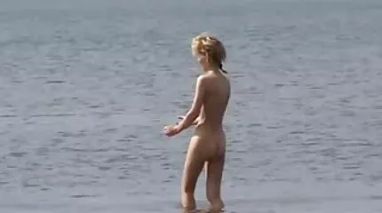 Mooi beest geneukt door sex films lang zwart hahal op de bed