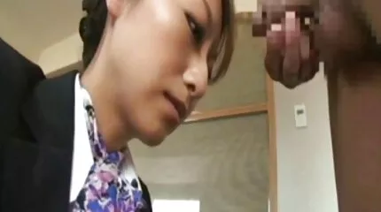 Ultra-Schattig Japans meisje met bril geeft hoofd recht op het bureau gratis sexfilm