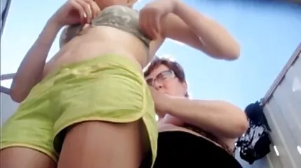 Ervaren meisje korte sex films excites de guy en fucks hem met haar mond