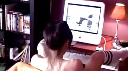 Persistent Meng enters de vagina en bips van gratis sexfilmpjes online een meisje