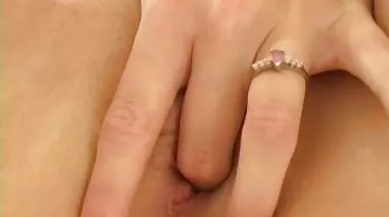 Nauw eyed nymph fondles Kleine sex films lang lul
